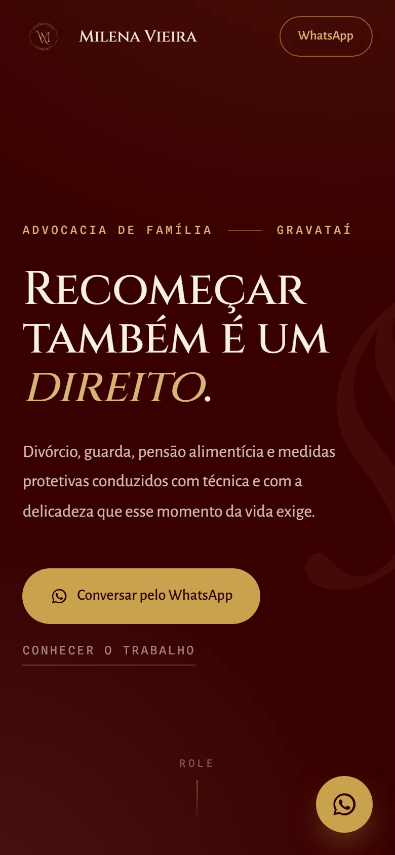 O mesmo site no celular, com o botão de WhatsApp visível.